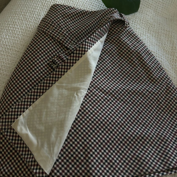 Mini skirt, wrap style, thick and heavy, buckle to fit. - Picture 2 of 3